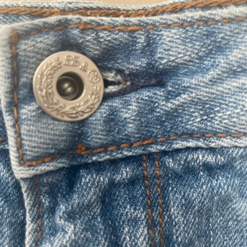 Vintage Women’s Levi’s Light Washed Worn Cowgirl Shorts Size 8 - Picture 3 of 11